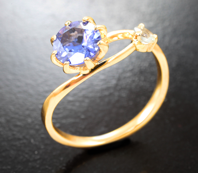 Золотое кольцо с ярким насыщенным танзанитом 0,82 карата и бесцветным топазом