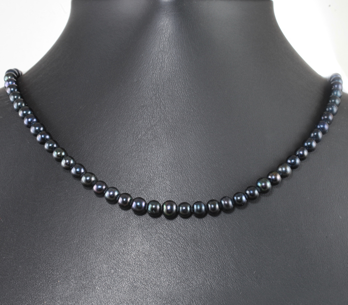 Золотое колье с калиброванным черным морским жемчугом 95,95 карата