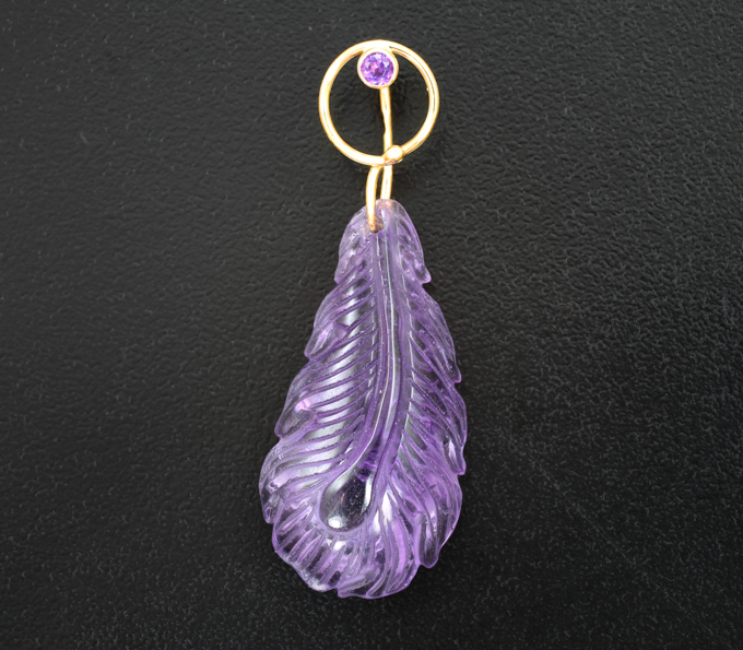 Золотой кулон с крупным резным 28,96 карата и ограненным аметистами