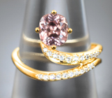 Золотое кольцо с падпараджа 1,82 карата и бесцветными цирконами Золото