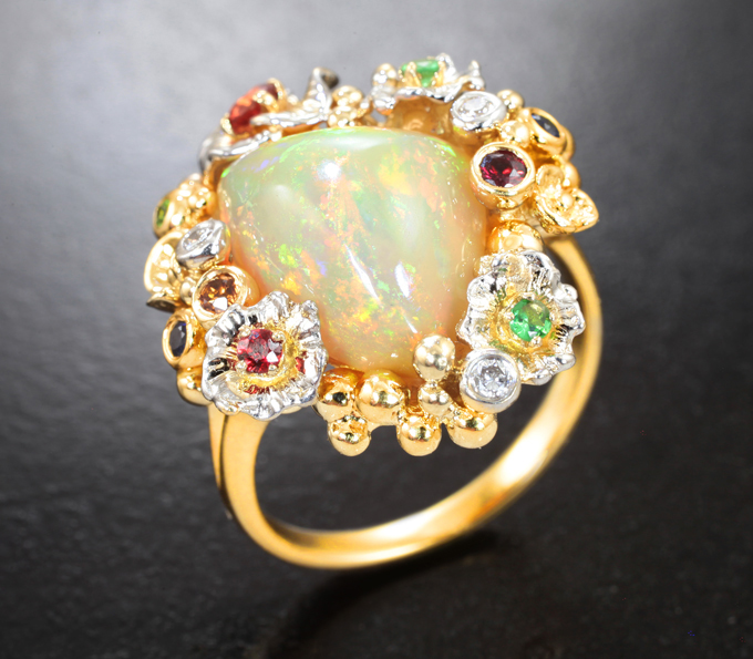 Массивное золотое кольцо с роскошным кристаллическим эфиопским опалом 4,7 карата, сапфирами, цаворитами и бриллиантами