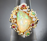 Массивное золотое кольцо с роскошным кристаллическим эфиопским опалом 4,7 карата, сапфирами, цаворитами и бриллиантами Золото