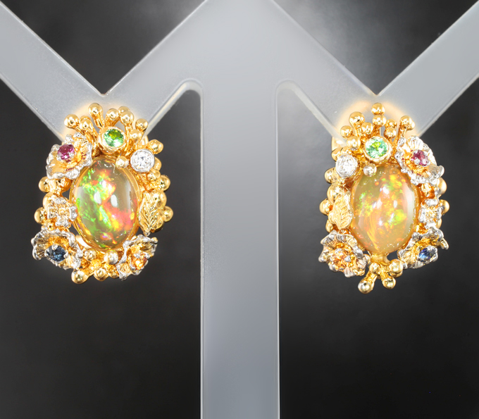 Массивные золотые серьги с кристаллическими эфиопскими опалами 2,6 карата, разноцветными сапфирами, цаворитами и бриллиантами