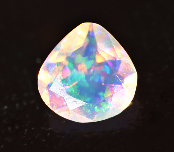 Ограненный эфиопский опал 0,41 карата