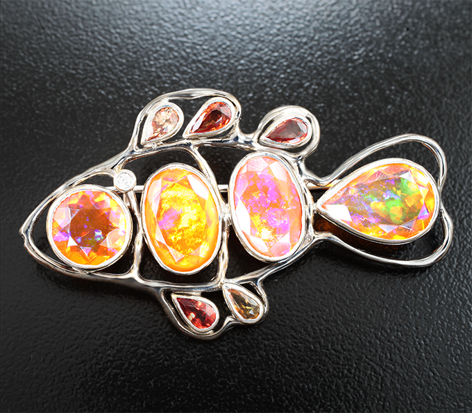 Брошь с ограненными эфиопскими опалами 7,26 карата, сапфирами 1,4 карата и бриллиантом