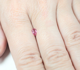 "Неоновая" розовая шпинель 0,26 карата 