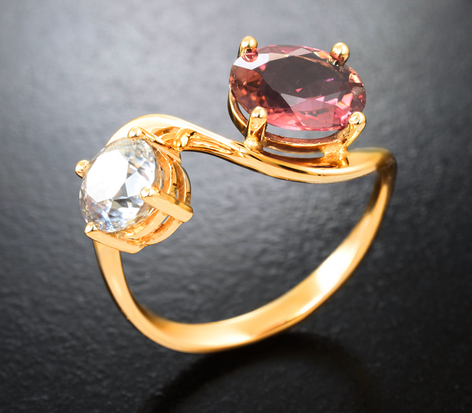 Золотое кольцо с бесцветным цирконом 1,74 и полихромным турмалином 1,43 карата