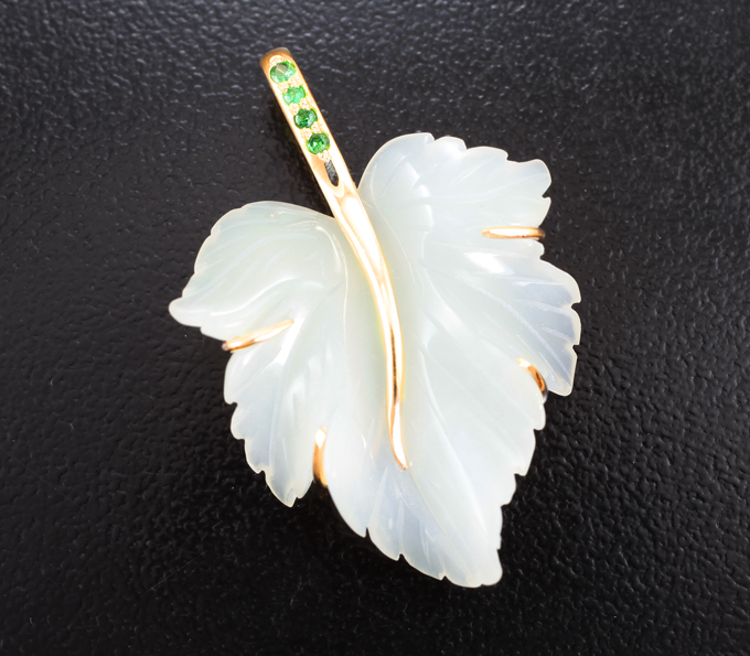 Золотой кулон с резным нефритом 14,35 карата и цаворитами