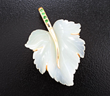 Золотой кулон с резным нефритом 14,35 карата и цаворитами