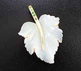 Золотой кулон с резным нефритом 14,35 карата и цаворитами