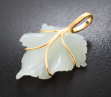 Золотой кулон с резным нефритом 14,35 карата и цаворитами Золото