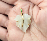 Золотой кулон с резным нефритом 14,35 карата и цаворитами Золото