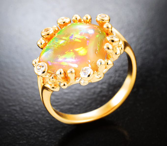 Золотое кольцо с роскошным опалом 3,46 карата и бесцветными цирконами