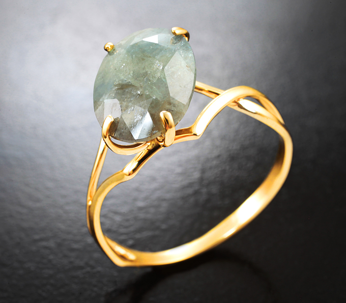 Золотое кольцо с крупным различных оттенков уральским александритом 5,3 карата