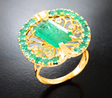 Эффектное коктейльное золотое кольцо с уральским изумрудом высоких характеристик 2,65 карата, россыпью малых изумрудов и бриллиантов Золото