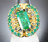 Эффектное коктейльное золотое кольцо с уральским изумрудом высоких характеристик 2,65 карата, россыпью малых изумрудов и бриллиантов Золото