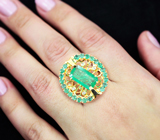 Эффектное коктейльное золотое кольцо с уральским изумрудом высоких характеристик 2,65 карата, россыпью малых изумрудов и бриллиантов
