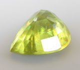 Желтовато-зеленый сфен 3,83 карата
