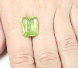 Крупный перидот 12,16 карата 