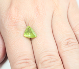 Желтовато-зеленый сфен 3,9 карата 