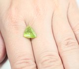 Желтовато-зеленый сфен 3,9 карата 