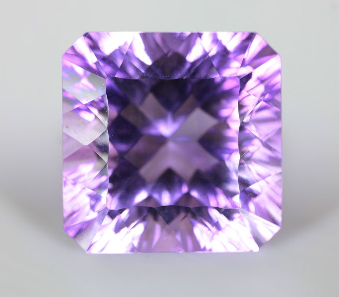 Крупный аметист высокой чистоты лазерной огранки 22,81 карата