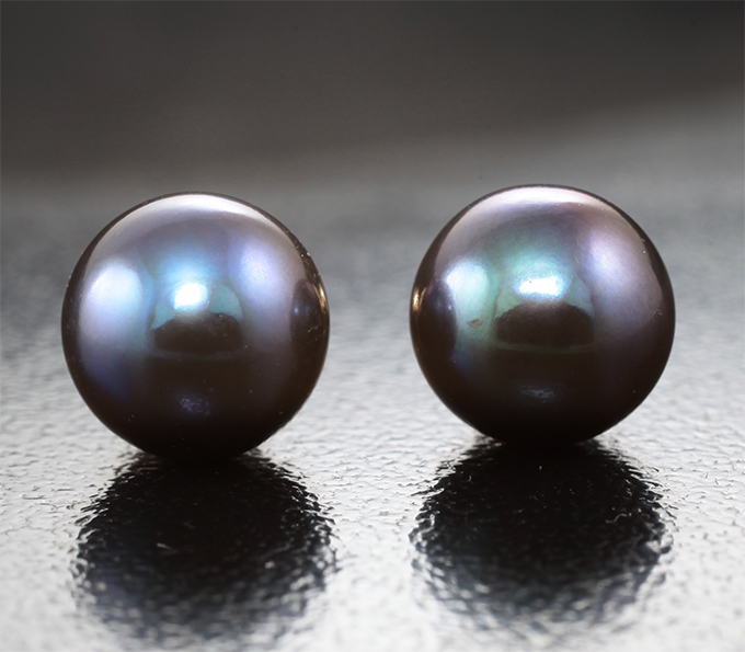 Золотые пусеты с идеально круглым черным морским жемчугом 7,46 карата! Титановый люстр