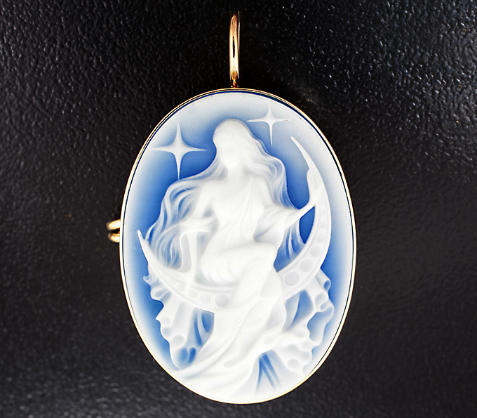 Золотая брошь/кулон с агатовой камеей на халцедоне 20,95 карата