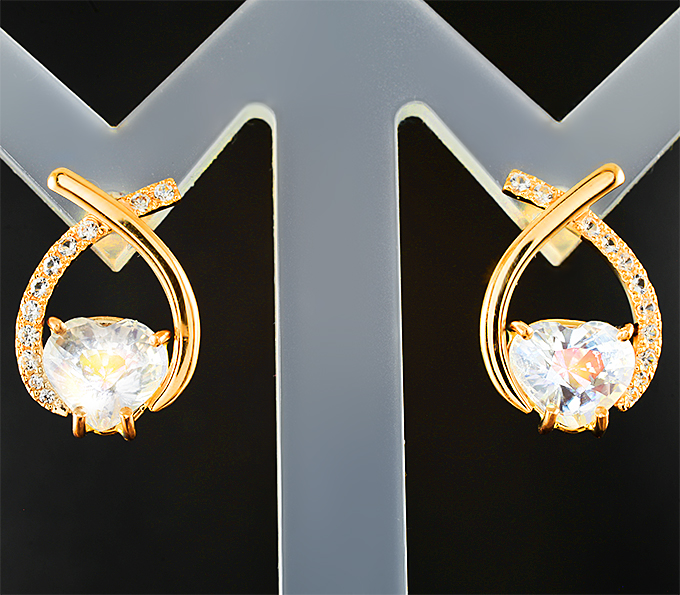 Золотые серьги с ограненным цейлонским лунным камнем 2,67 карата и лейкосапфирами