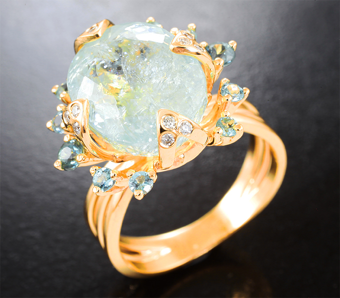 Золотое кольцо с крупным коллекционного размера неоново-голубым параиба турмалином 10,15 карата, полихромными сапфирами, яркими апатитами и бриллиантами