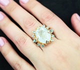 Золотое кольцо с крупным коллекционного размера неоново-голубым параиба турмалином 10,15 карата, полихромными сапфирами, яркими апатитами и бриллиантами Золото