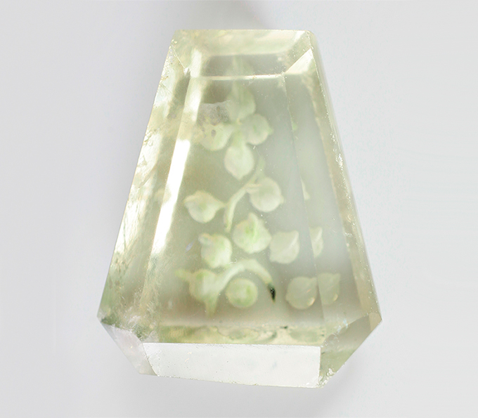 Резной зеленый аметист 10,66 карата