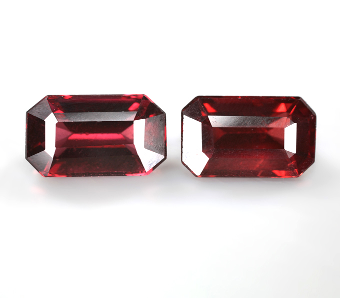 Крупная пара пиропов гранатов 8,97 карата