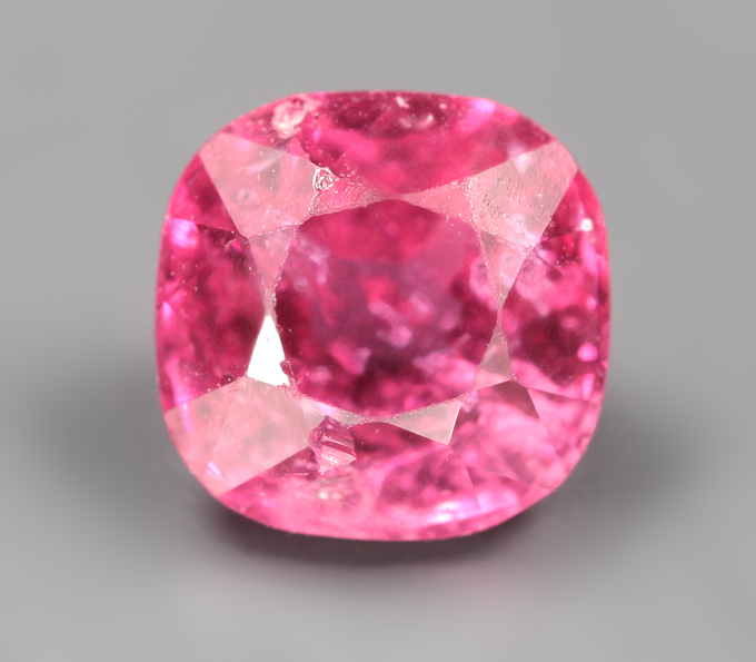 "Неоновая" пурпурновато-розовая шпинель 0,91 карата
