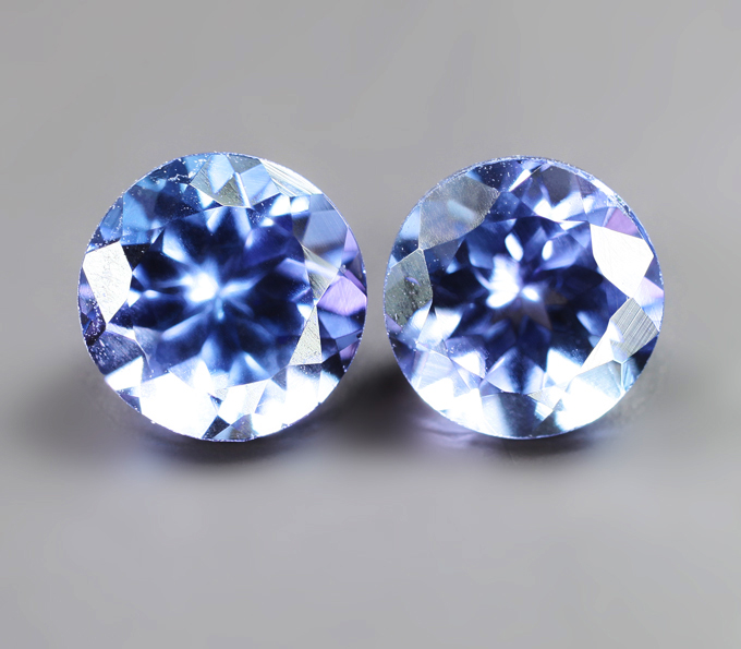 Пара танзанитов высокой чистоты 1,09 карата
