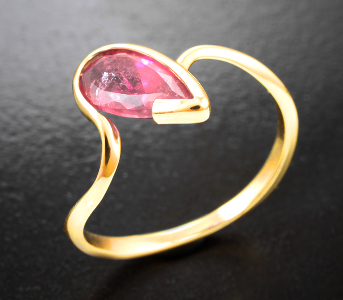 Золотое кольцо с неоново-розовым турмалином 1,37 карата