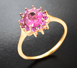 Золотое кольцо с пурпурно-розовым "неоновым" турмалином 1,08 карата и розовыми сапфирами