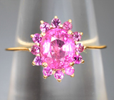 Золотое кольцо с пурпурно-розовым "неоновым" турмалином 1,08 карата и розовыми сапфирами Золото