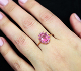 Золотое кольцо с пурпурно-розовым "неоновым" турмалином 1,08 карата и розовыми сапфирами Золото