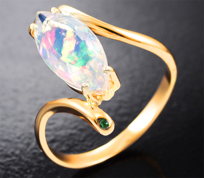Золотое кольцо с ограненным эфиопским опалом 1,49 карата и цаворитами