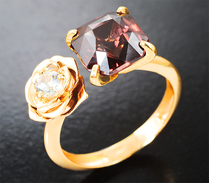 Золотое кольцо с крупным красновато-оранжевым 4,71 карата и бесцветным цирконами