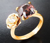 Золотое кольцо с крупным красновато-оранжевым 4,71 карата и бесцветным цирконами