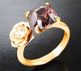 Золотое кольцо с крупным красновато-оранжевым 4,71 карата и бесцветным цирконами