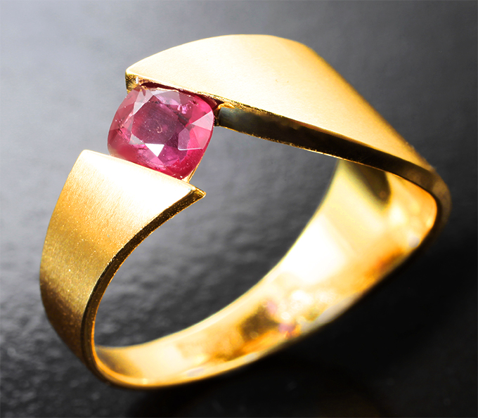 Золотое кольцо с рубиновой шпинелью 0,42 карата