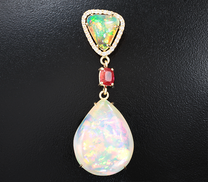 Крупный золотой кулон с роскошными опалами 18,75 карата, красной шпинелью и бесцветными цирконами