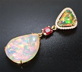 Крупный золотой кулон с роскошными опалами 18,75 карата, красной шпинелью и бесцветными цирконами Золото