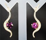 Крупные золотые серьги с чистейшими родолитами 2,17 карата и платиново-зелеными сапфирами