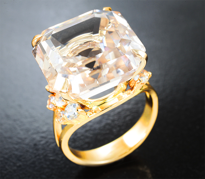 Массивное золотое кольцо с крупным необлагороженным империал топазом 26,7 карата и лейкосапфирами