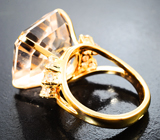 Массивное золотое кольцо с крупным необлагороженным империал топазом 26,7 карата и лейкосапфирами Золото