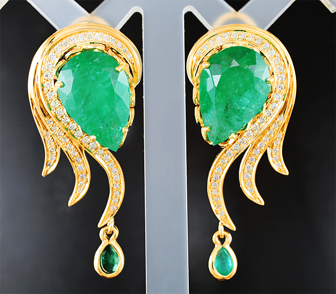 Неповторимые роскошные золотые серьги "Изумрудные копи Урала" с уникальной парой уральских изумрудов  22,55 карата и бриллиантами